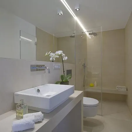 Sleeps 10 With Pool And Air Con