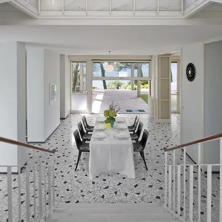 Sleeps 10 With Pool And Air Con *
