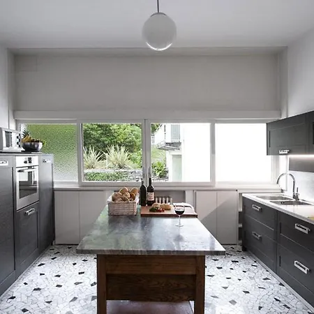 Sleeps 10 With Pool And Air Con